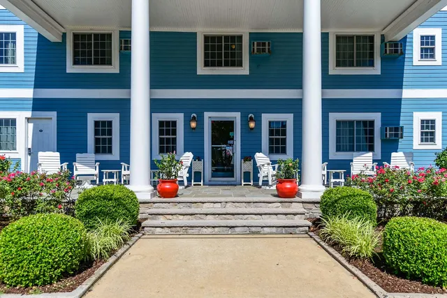 Commander Beach House Hotel