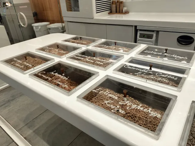 % Arabica Jakarta ASHTA District 8