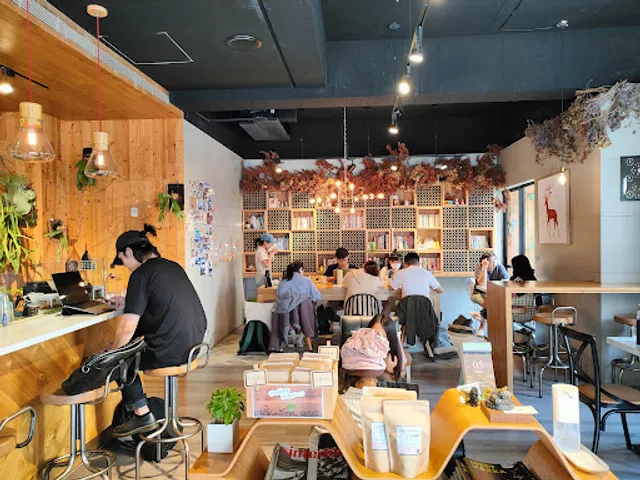 拾事咖啡｜自烘咖啡、手工甜點/鹹派、無訂位、最後點餐時間20:30