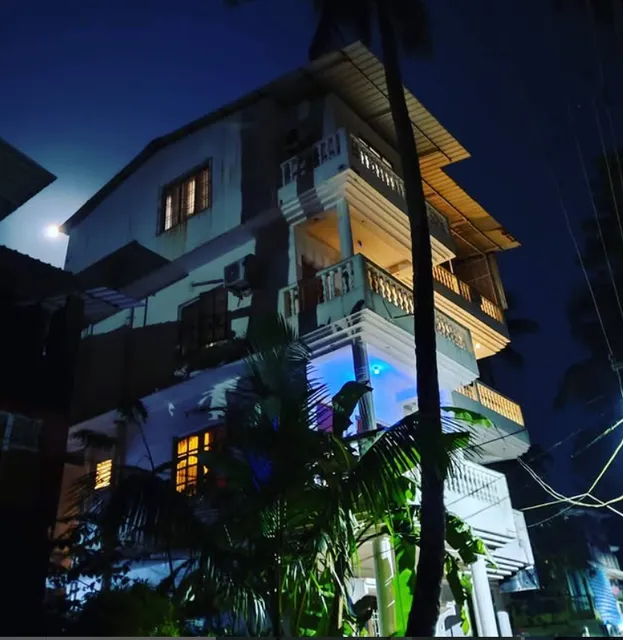 White House Beach Apartments