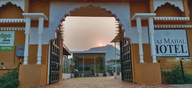 Raj Mahal Hotel - Luxury Rooms with Pool