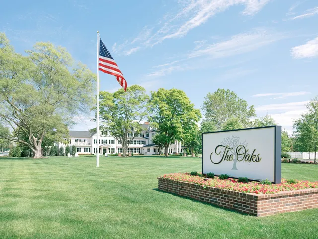 The Oaks Waterfront Hotel