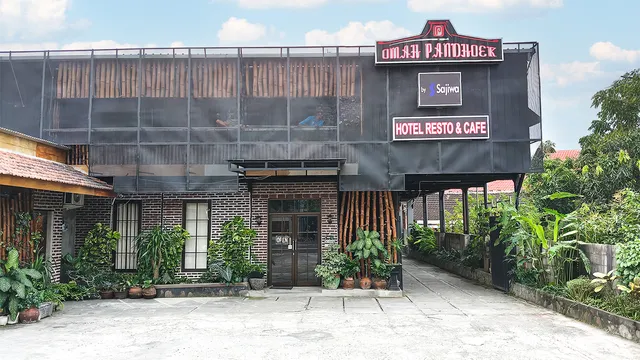 Omah Pandhoek Family