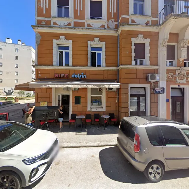 Three Pearls Deluxe Rooms & Studios