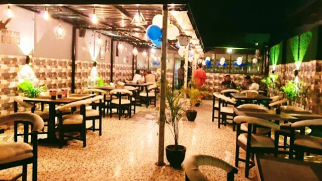 TEN 11 Restaurant & Bar