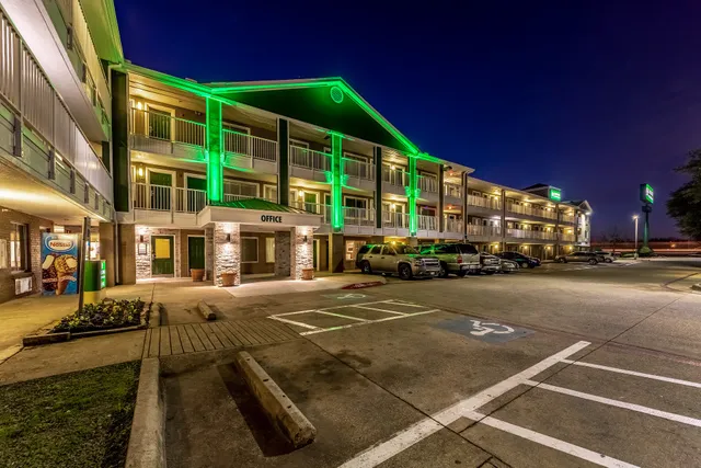 HomeTowne Studios Dallas - Mesquite