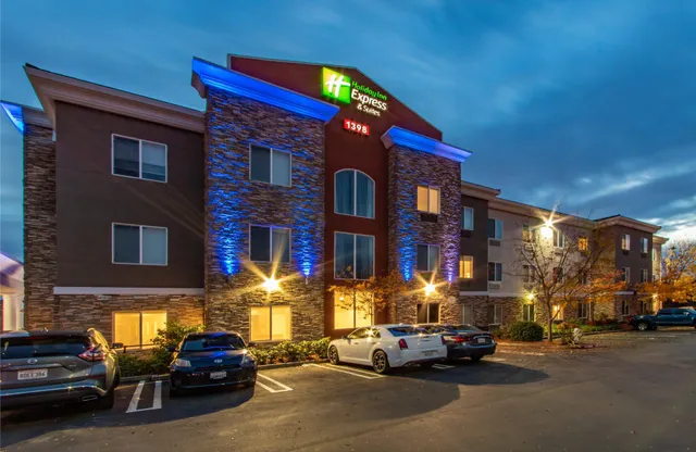 Holiday Inn Express & Suites Roseville - Galleria Area by IHG