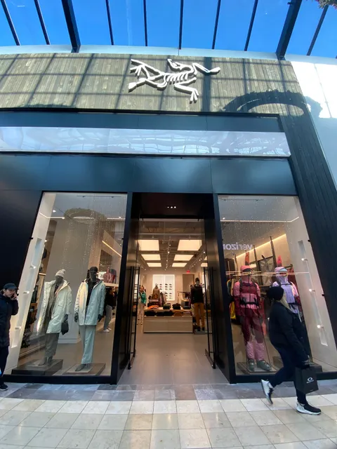 Arc'teryx Garden State Plaza