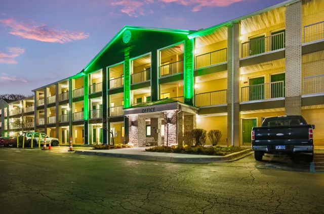 HomeTowne Studios Detroit - Livonia