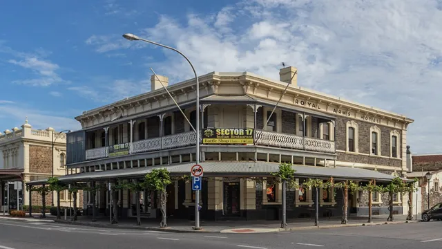 Royal Arms Hotel