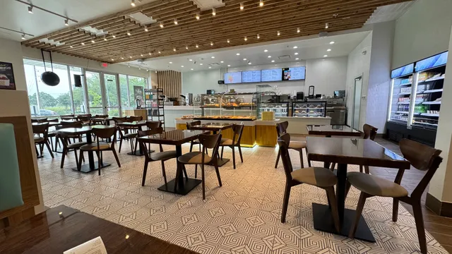 Tom N Toms Coffee & Eatery