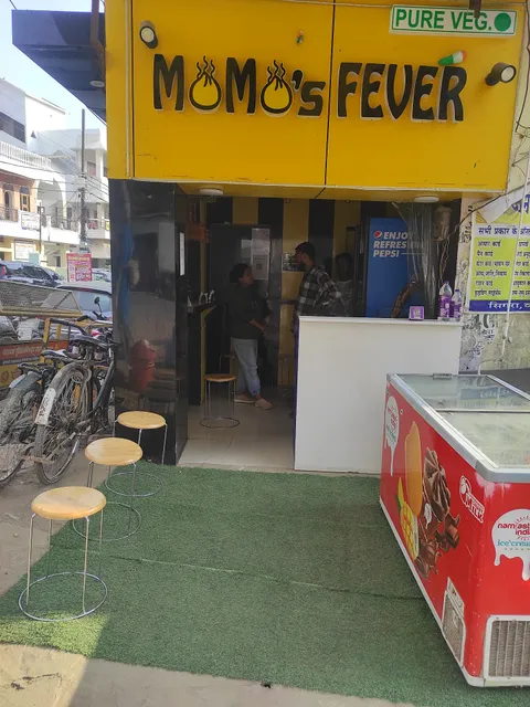 MOMO'S FEVER CAFE