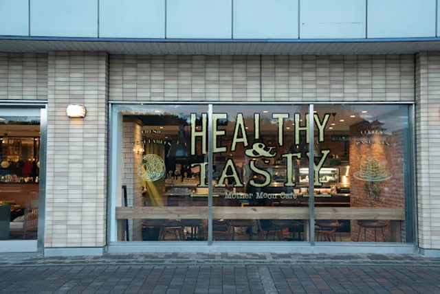 Mother Moon Cafe (Piole Akashi)