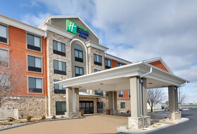 Holiday Inn Express & Suites Mitchell by IHG