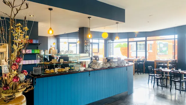 Dolce Cafe, Restaurant & Bar