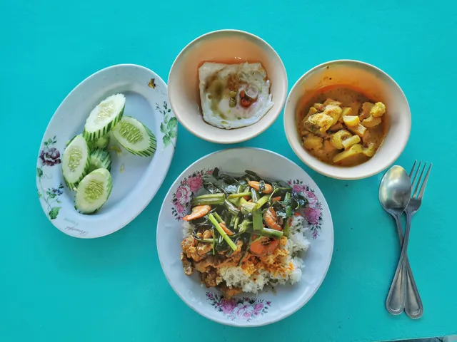 Khao Gaeng (curry & rice)