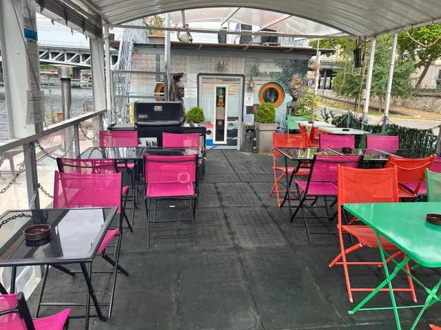 Studio Péniche - ACIS ET GALATEE seule la timonerie est disponible