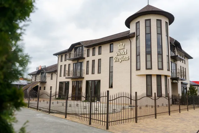 Gostinitsa Regina, Sauny