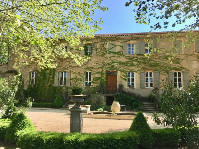 Château De Jouques : Location Chambres D'hôtes Et Gîte With Pool, Seminar