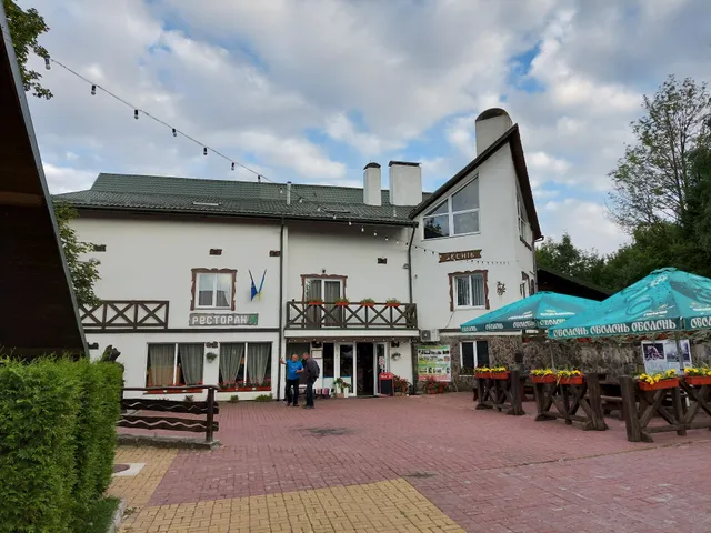 Hirsʹkolyzhnyy Kompleks "Zveniv"