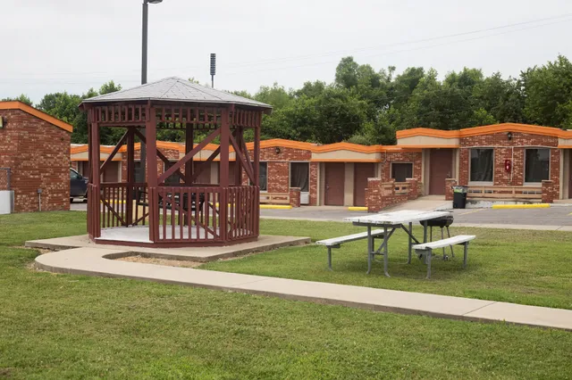 OYO Hickory House Inn