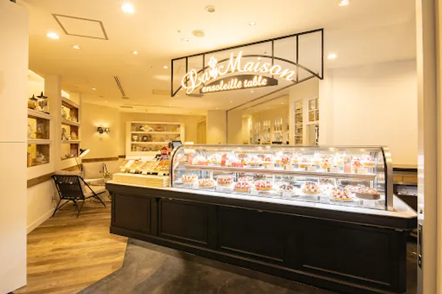 La Maison ensoleille table