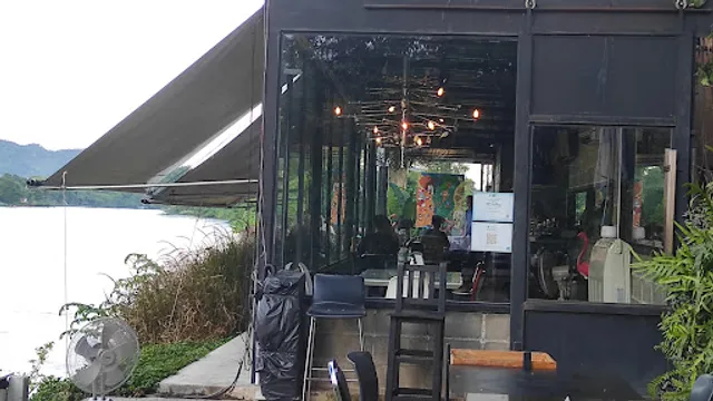 ME - Kitchen and bar