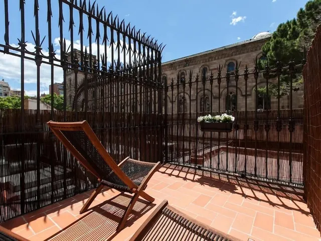 Ecozentric urban hostel