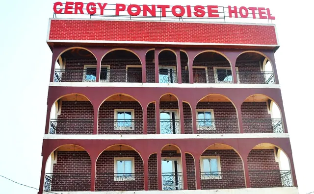CERGY-PONTOISE HOTEL BAFOUSSAM