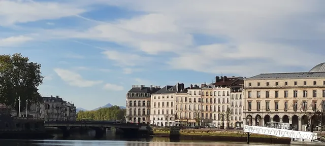 Péniche Uhartea (ex Djébelle)