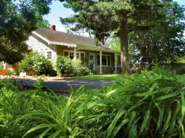 Cottages On Armstrong