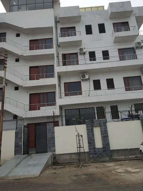 SilverKey Executive Stays 23294 Sector 63 Noida