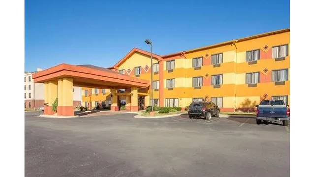 Quality Inn & Suites MidAmerica Industrial Park Area
