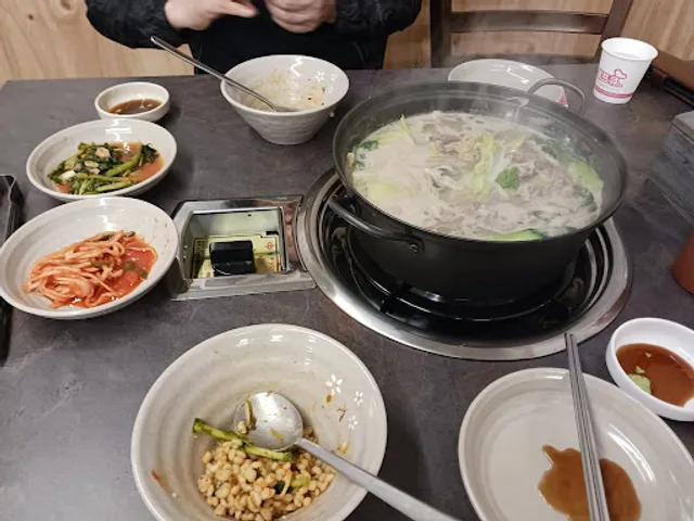 개미굴도토리칼국수