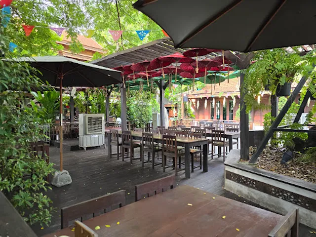 ร้านขนมจีนต้นก้ามปู นวลจันทร์