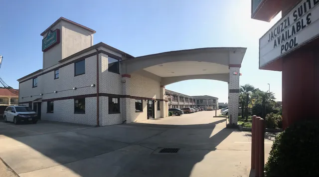 Emerald Inn & Suites