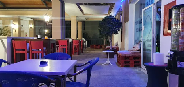 Moby Dick - Pub ,Bar de copas, terraza. (con Billar y dardos )