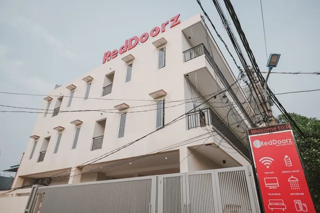 RedDoorz near Taman Palem