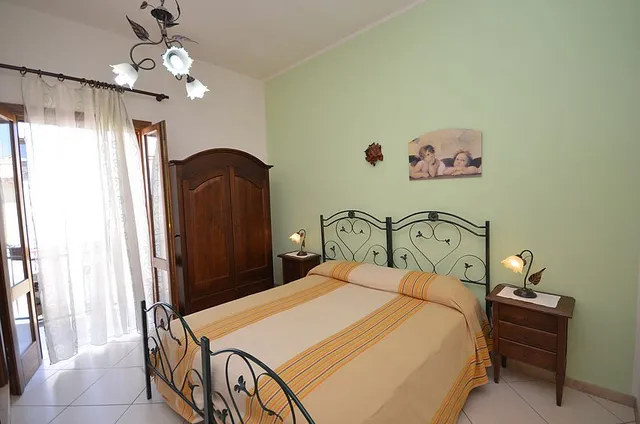 B&B Coccinelle " Claudia Cipolla "