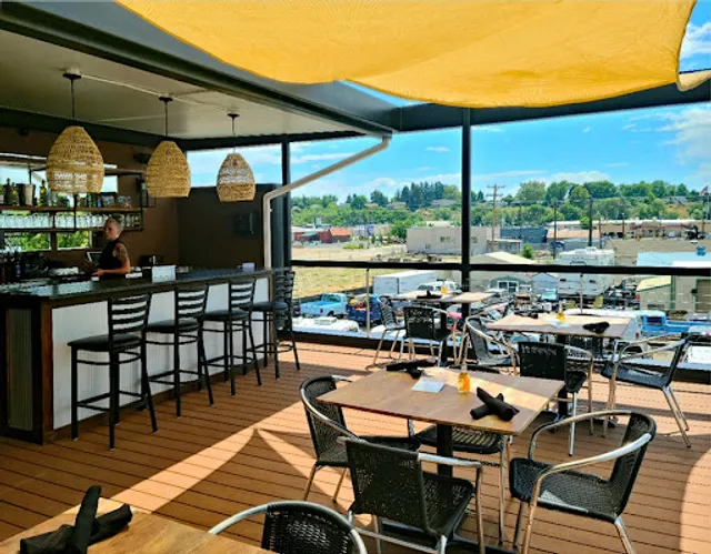 Max and Louie’s Café