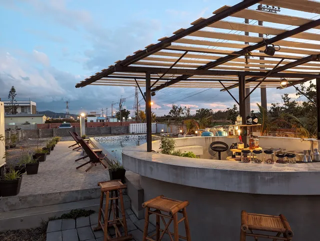 4PM Bar 午後四時 | 恆春最新戶外酒吧 | 精緻調酒 | 寵物友善 | 水池