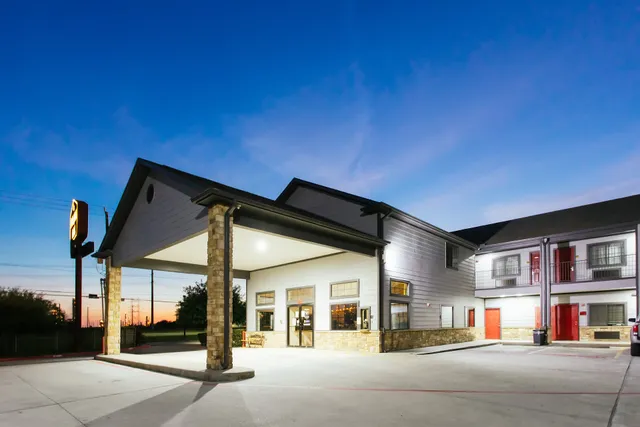 Palace Inn Baytown @ TX-330 Spur & Rollingbrook