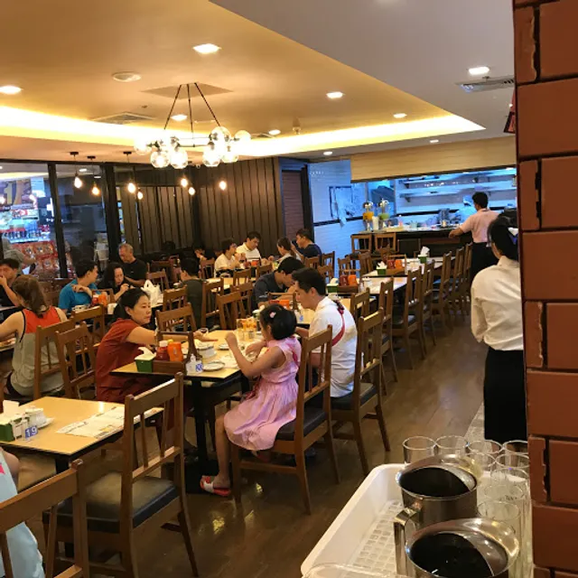 Took Lae Dee The Street Ratchada