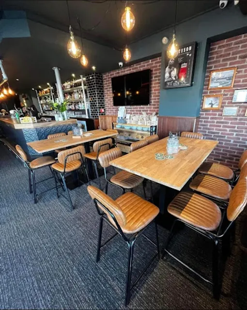 Manhattan Bar + Eatery