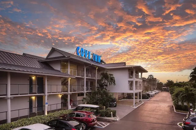 Cove Inn On Naples Bay