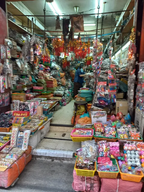 ตลาดคลองถม