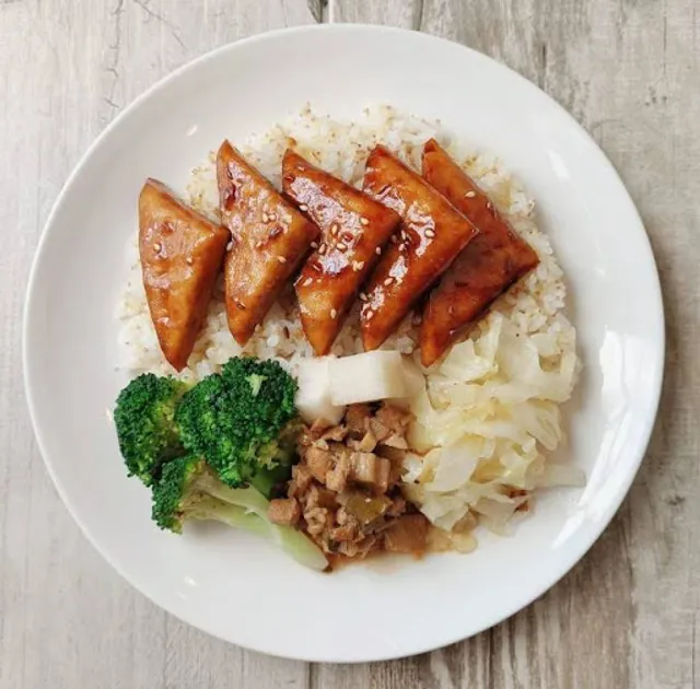 ［有2人內用區囉！］素食飯、麵、水餃、抓餅 x 可預定 x 豆腐店取餐（早上10.到下午6.可預定自取，菜單僅供參考，實際備料數量現場為準，每天少量供應，5份以上餐點請提前一天詢問預定歐！感恩~週日固定店休，其他店休請參考my豆腐FB）