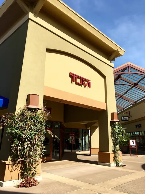 TUMI Outlet Store - Woodburn Premium Outlets