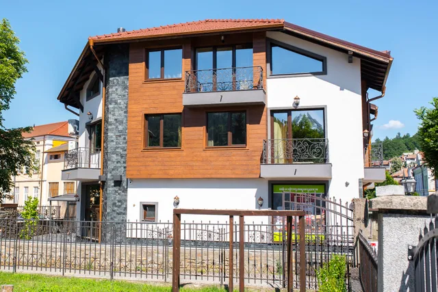 Еника хотел