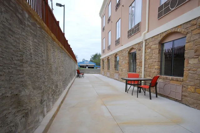 Holiday Inn Express & Suites Gonzales by IHG